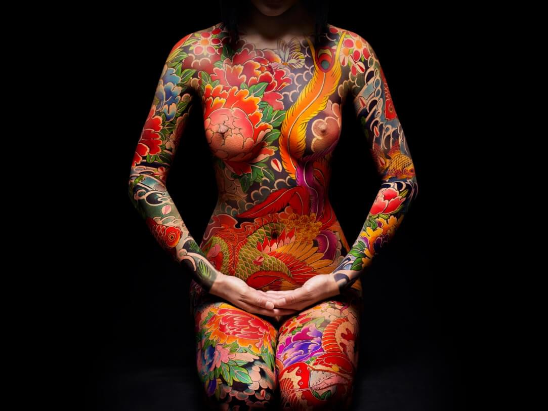 Miss Kō - Photograph of a tattooed woman sitting up front